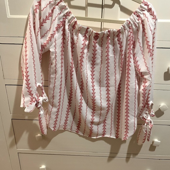 CUTEST off the shoulder top! - Picture 2 of 3